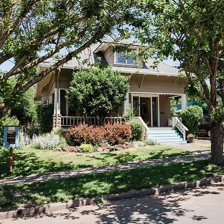 Southeast Portland Comfy & Eclectic Craftsman Home Екстериор снимка