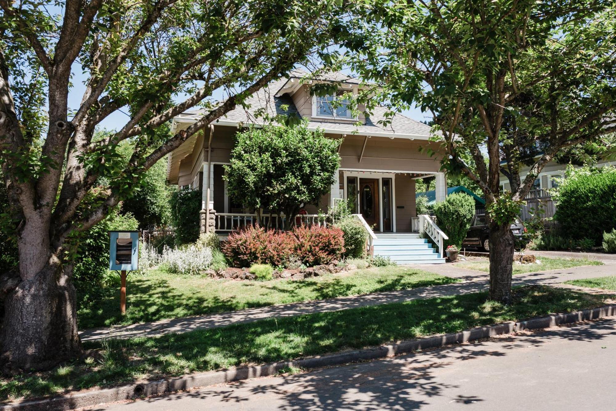 Southeast Portland Comfy & Eclectic Craftsman Home Екстериор снимка